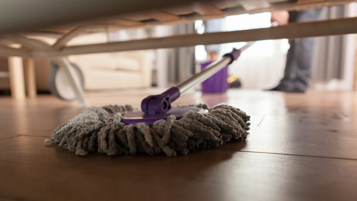 Мою полы раз в неделю «армейским» способом и грязь уходит с первого раза — обычная уборка теперь кажется бесполезной