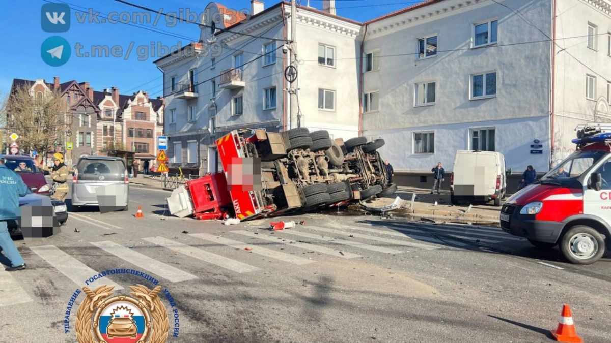Столкнулись пожарная машина, маршрутка и легковушка: на проспекте Мира перекрыли движение — 8 автобусов отправили в объезд 