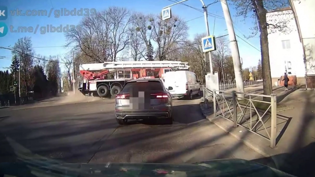 Появилось видео ДТП с перевернувшейся пожарной машиной на проспекте Мира — подробности