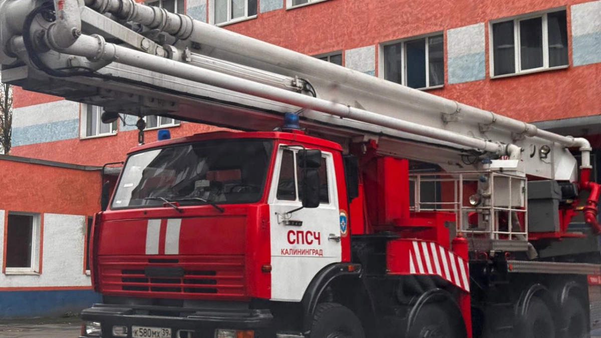 У мужчины перелом шейного отдела: спасатель в тяжёлом состоянии после страшной аварии с пожарной машиной на проспекте Мира в Калининграде