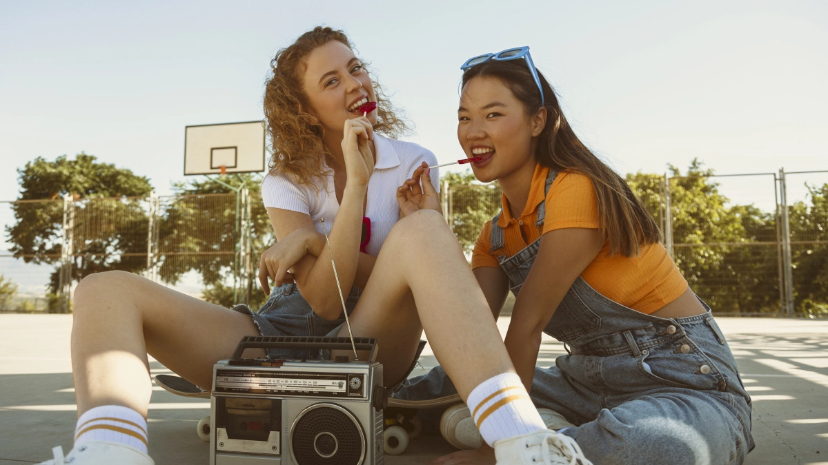 5 причин, почему стиль 90-х снова в моде в 2026 и выглядит заметно дороже: перетрясите свои шкафы