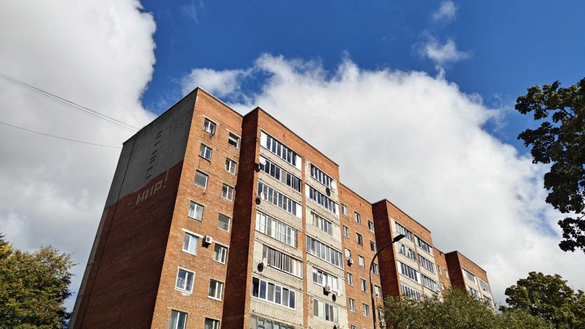 Под окнами пятиэтажки на Банковской нашли тело 90-летней пенсионерки: что говорят соседи и СК