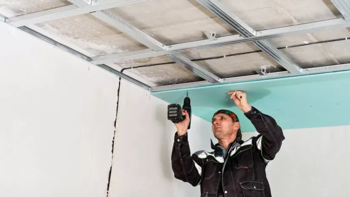 ПВХ или ткань: какой натяжной потолок прослужит дольше в обычной квартире и главные ошибки при установке