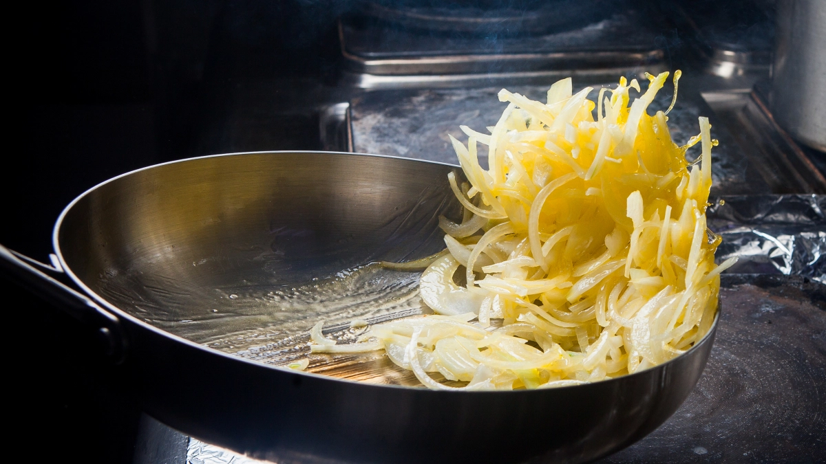 Зачем добавляют щепотку соды при жарке лука? Результат удивляет с первой попытки