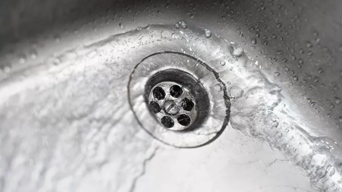 Убрала запах из слива за 15 минут: помог обычный способ 1:2, который всегда используют клинеры