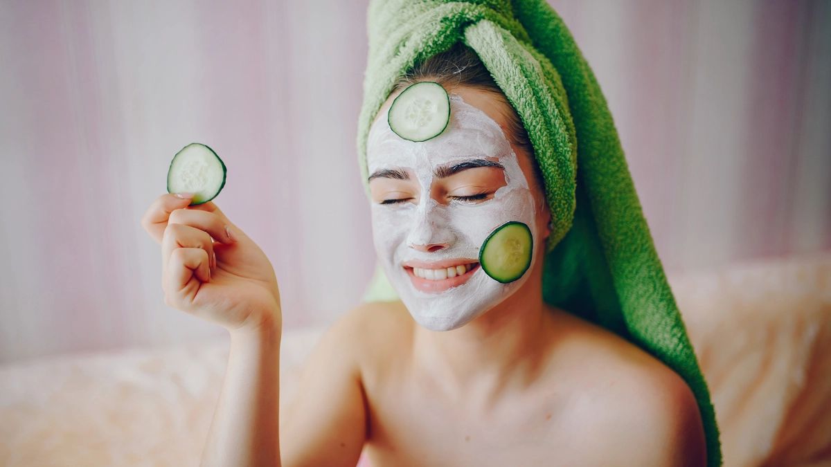 Огурец вместо крема для лица: помогает ли он от прыщей и в каких случаях реально работает