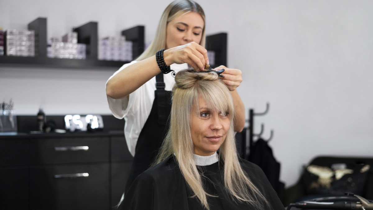 Стрижки апреля 2026: возвращение 90-х без «химии» и перегруженных укладок — что реально носить сейчас и как ухаживать за волосами