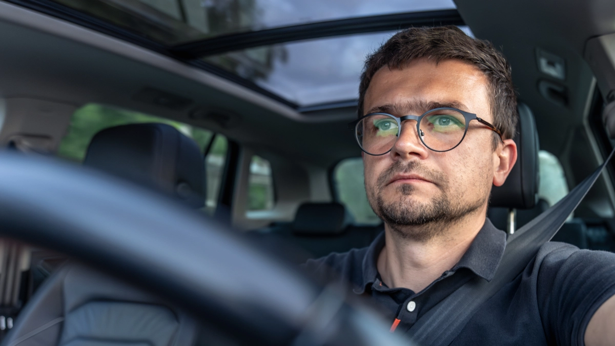 15 000 рублей за езду без линз: как работает отметка GCL в водительских правах и почему инспектор не может требовать снять очки