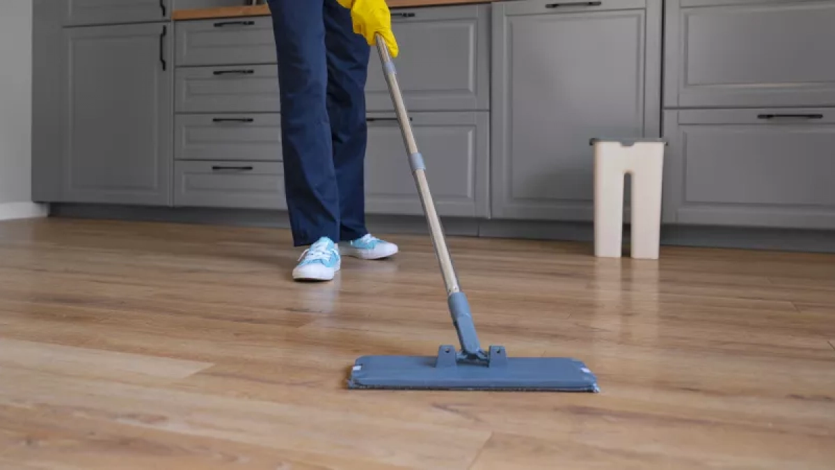 Никакой липкой плёнки, ламинат и плитка без разводов: как правильно мыть полы с уксусом и средством для посуды