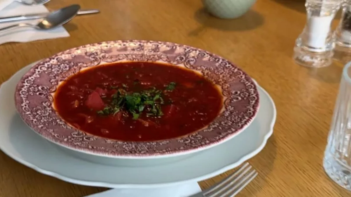 Почему суп нельзя закрывать крышкой: лайфхак для прозрачного бульона и яркого вкуса