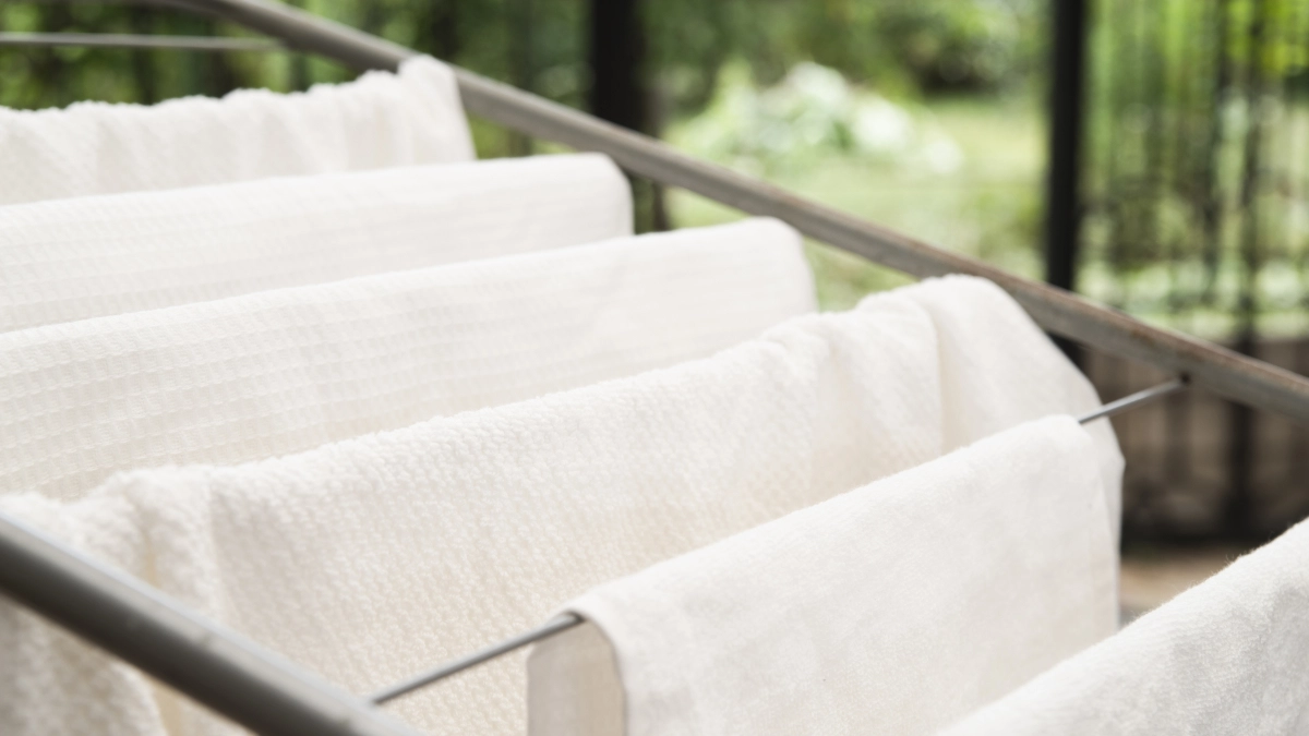 Сода и лимонная кислота творят чудеса: одна щепотка в воду — и вафельный текстиль снова белоснежный и мягкий