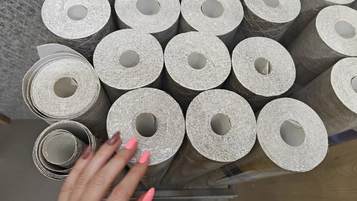 Обои не отвалятся через неделю и не состарят интерьер: 4 важных параметра, которые важнее узора