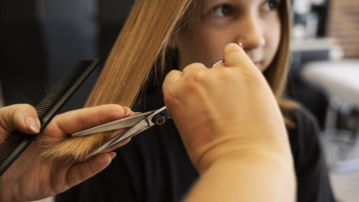 Лунный календарь стрижек на май 2026: удачные дни для роста, укрепления и окрашивания