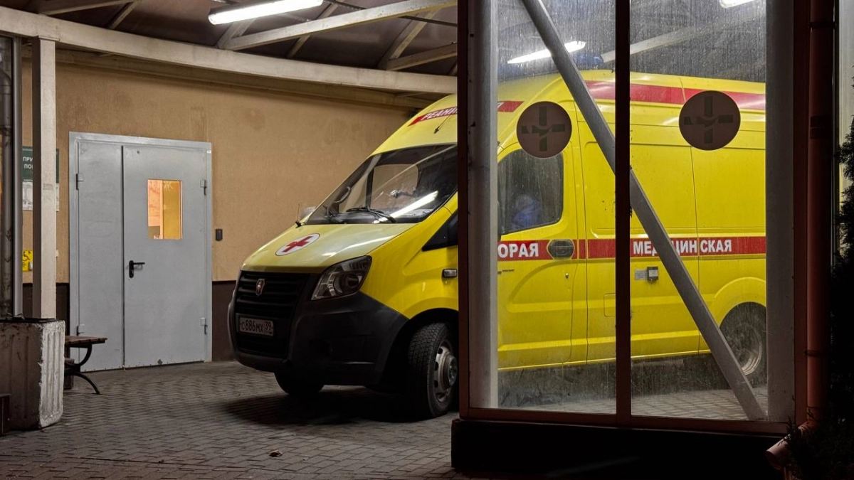 В Калининграде восьмиклассница выпала из окна гимназии: врачи больше получаса боролись за её жизнь, но спасти не смогли