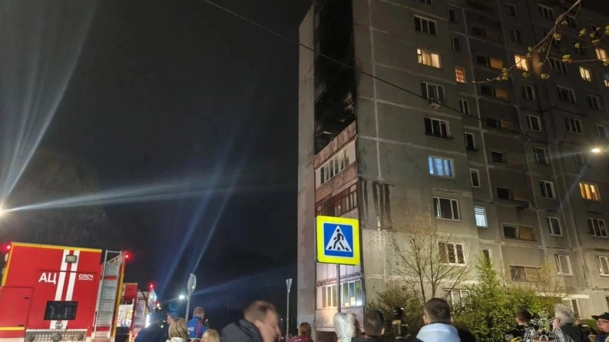 Пожар вспыхнул, пока хозяйка гуляла с собакой: из высотки на Ефремова в Калининграде срочно эвакуировали десятки жильцов