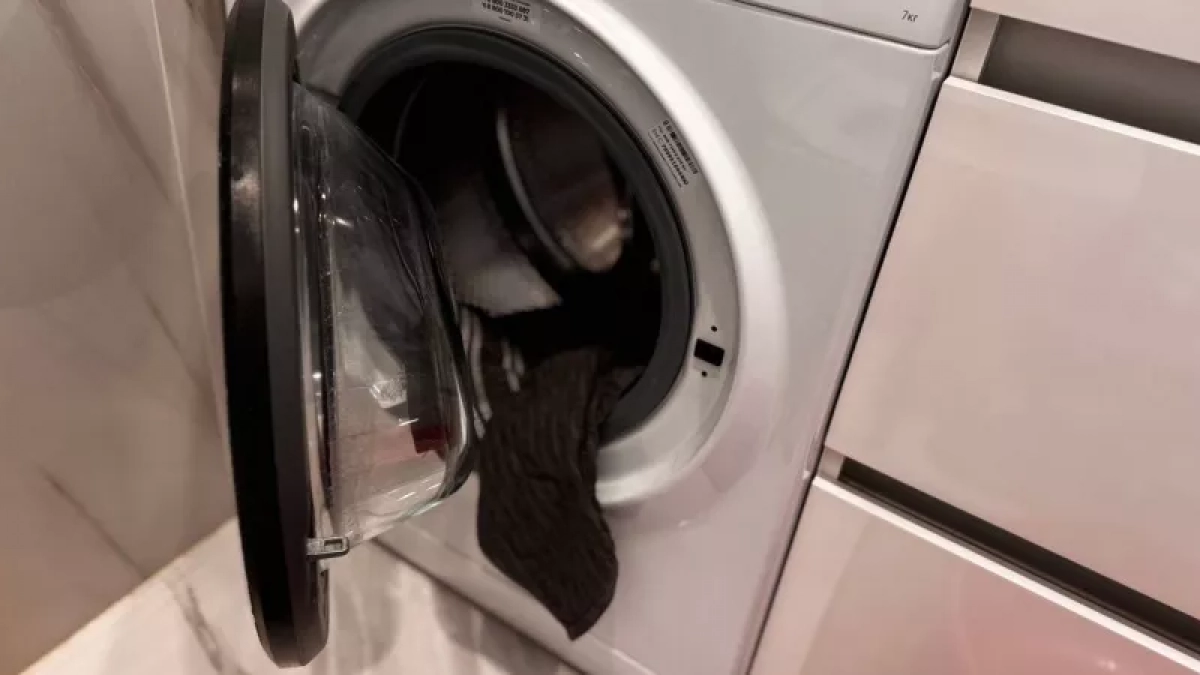 Кладу ложку в стиралку при каждой стирке: крутой лайфхак — никакого волшебства, только наука