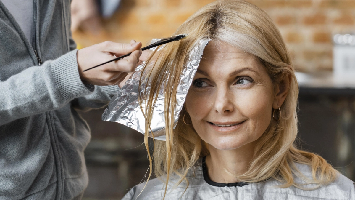 Красить корни каждый месяц больше не модно — с этим лайфхаком не видно никакой седины: трендовый лайфхак от колористов