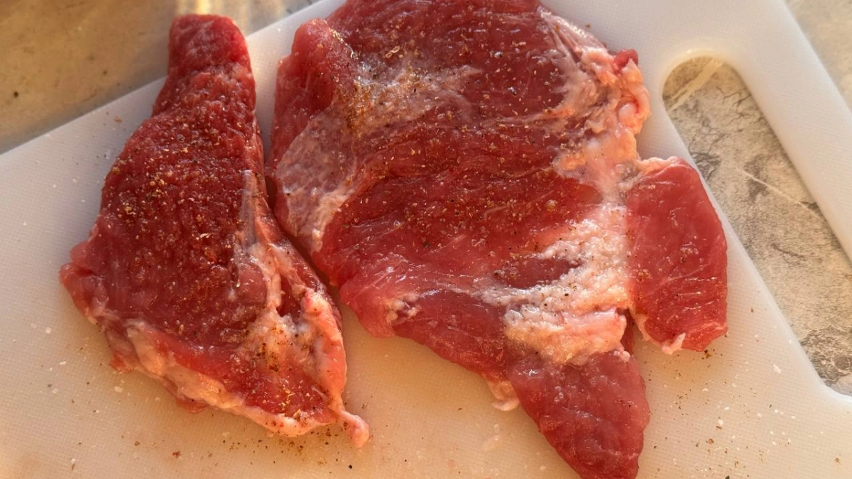 Хранение говядины в морозилке: главные ошибки, сроки и почему шеф-повар запрещает разморозку в микроволновке