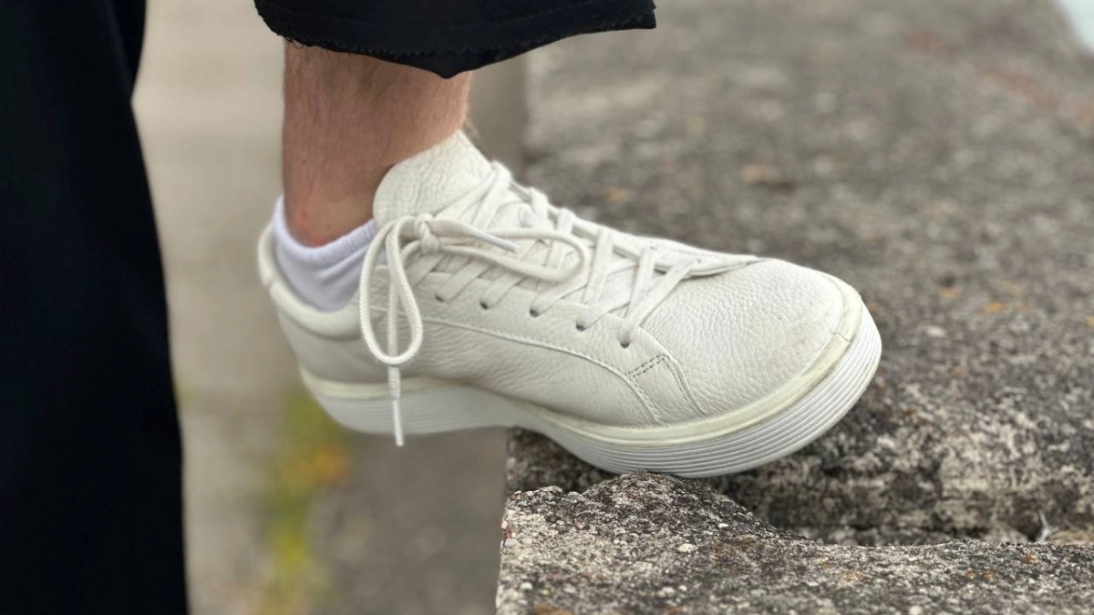 1 горошинку на подошву, и тру зубной щёткой: даже желтая резина стала белее снега — вот что это чудо-средство из ванной