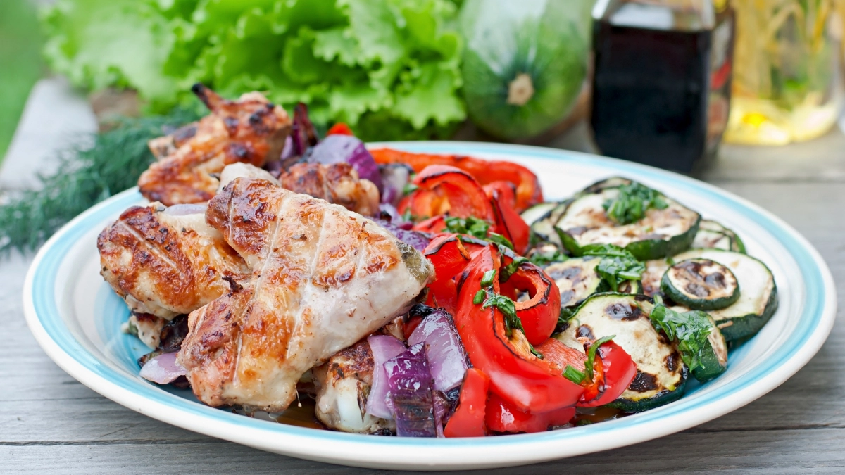 Даже если шашлык получился сухим и невкусным, этот салат его спасет: секрет — в яркий грузинской заправке (рецепт)