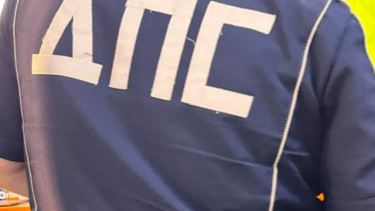 Нужно ли показывать документы инспектору ГАИ, если вы уже вышли из машины и идете по парковке — разбор юристов