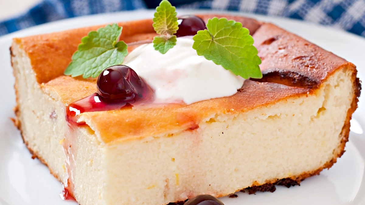 Беру горсть творога, яйца и манку — загружаю всё в блендер. Запеканка получается пышнее бисквита и нежнее мороженого