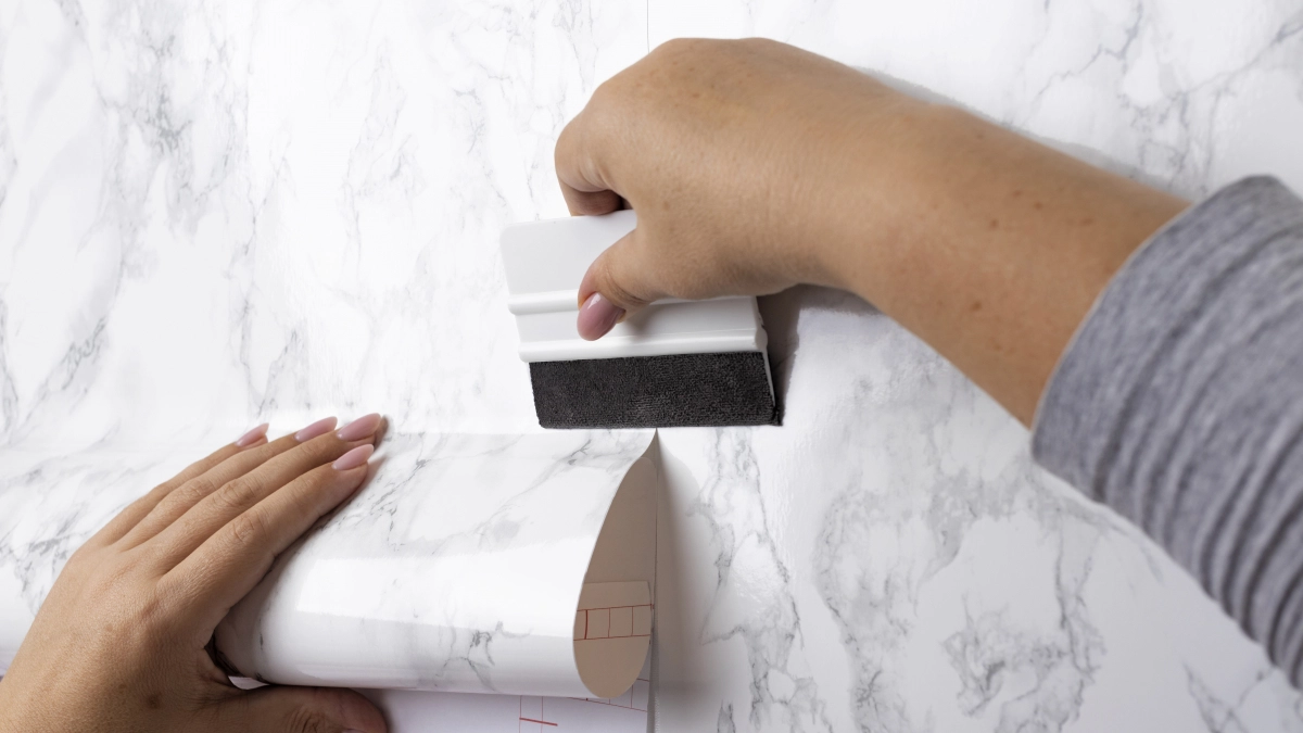 Не переклеивайте всю полосу: как убрать пузыри на обоях утюгом, шприцем и крестовым разрезом - советы экспертов