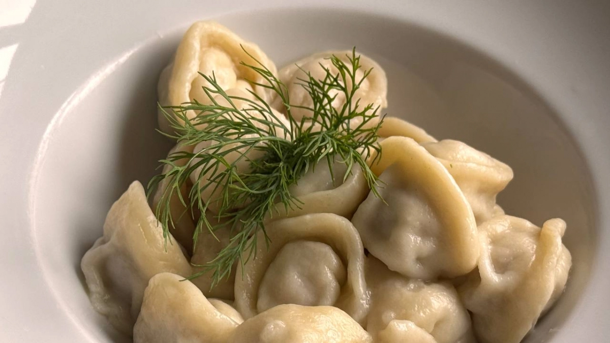 Забудьте про кастрюлю с водой: пельмени в сковороде с соусом за 20 минут получаются сочнее в 10 раз и ароматнее варёных