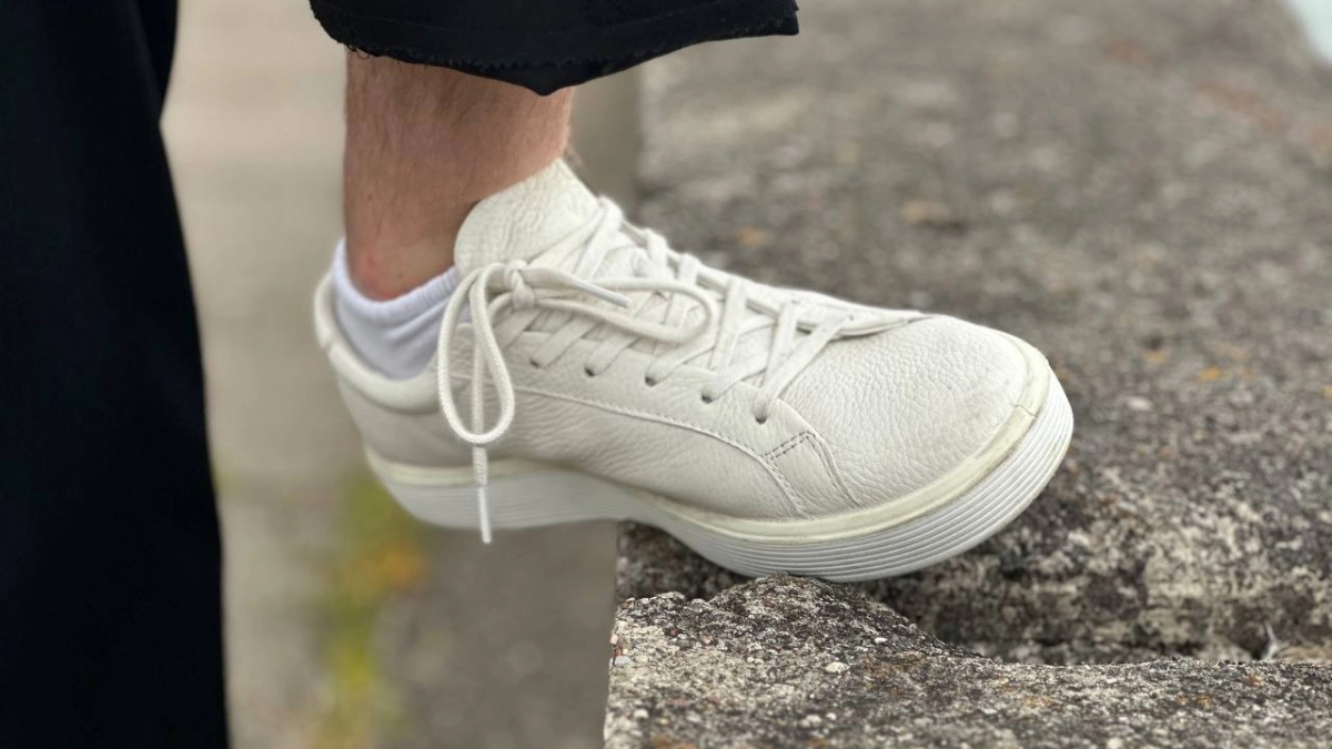 Как носить белые кроссовки в 2026 году: 6 готовых луков с разбором ошибок и советами по уходу