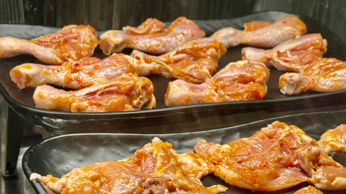 Ошибка при жарке курицы, которая вытягивает из нее все соки — знайте и избегайте (советы шеф-повара)