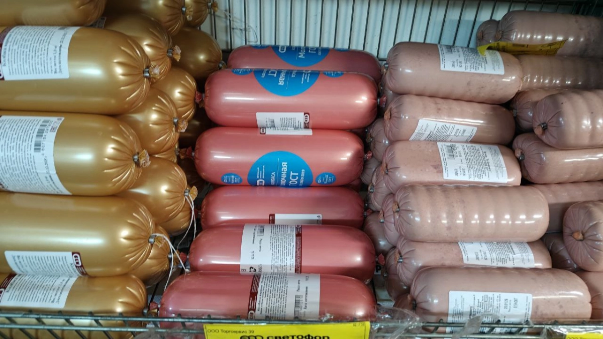 Как выбрать хорошую варёную колбасу: 8 лайфхаков от экс-работника колбасного завода, которые можно "провернуть" в магазине