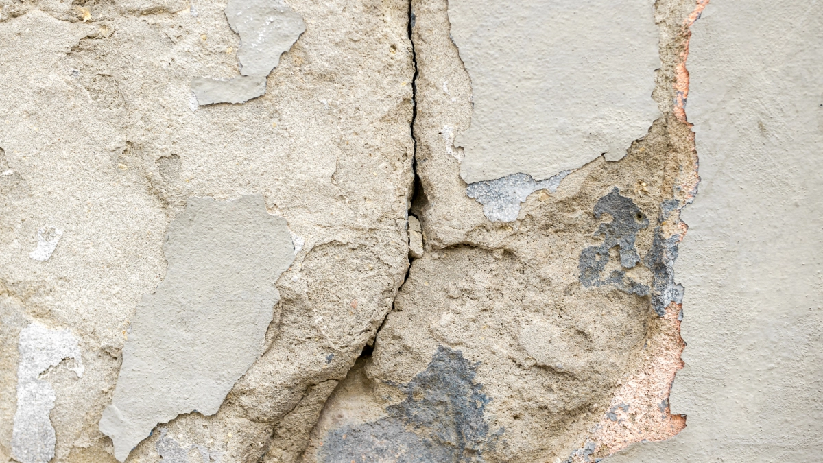 Как быстро заделать трещины в стенах дёшево и надёжно: старый сосед подсказад метод, который выручает уже много лет