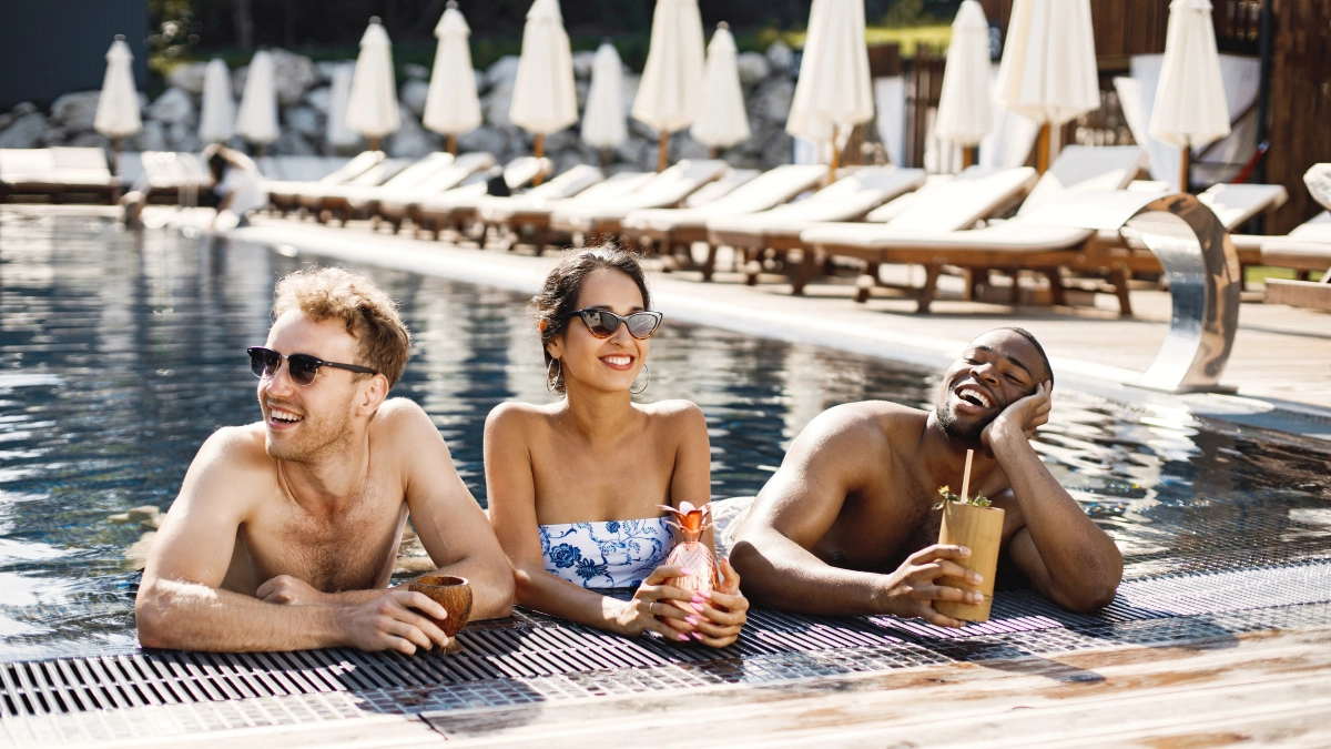 «Это просто стихийное бедствие»: какие туристы больше всего раздражают в Турции и Таиланде (спойлер - не русские)