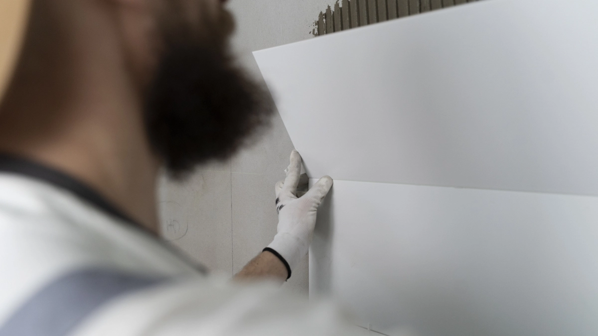 Дешевле на 60% и никакой пыли: сравниваем натяжные стены и классическую штукатурку под покраску - хит 2026 года