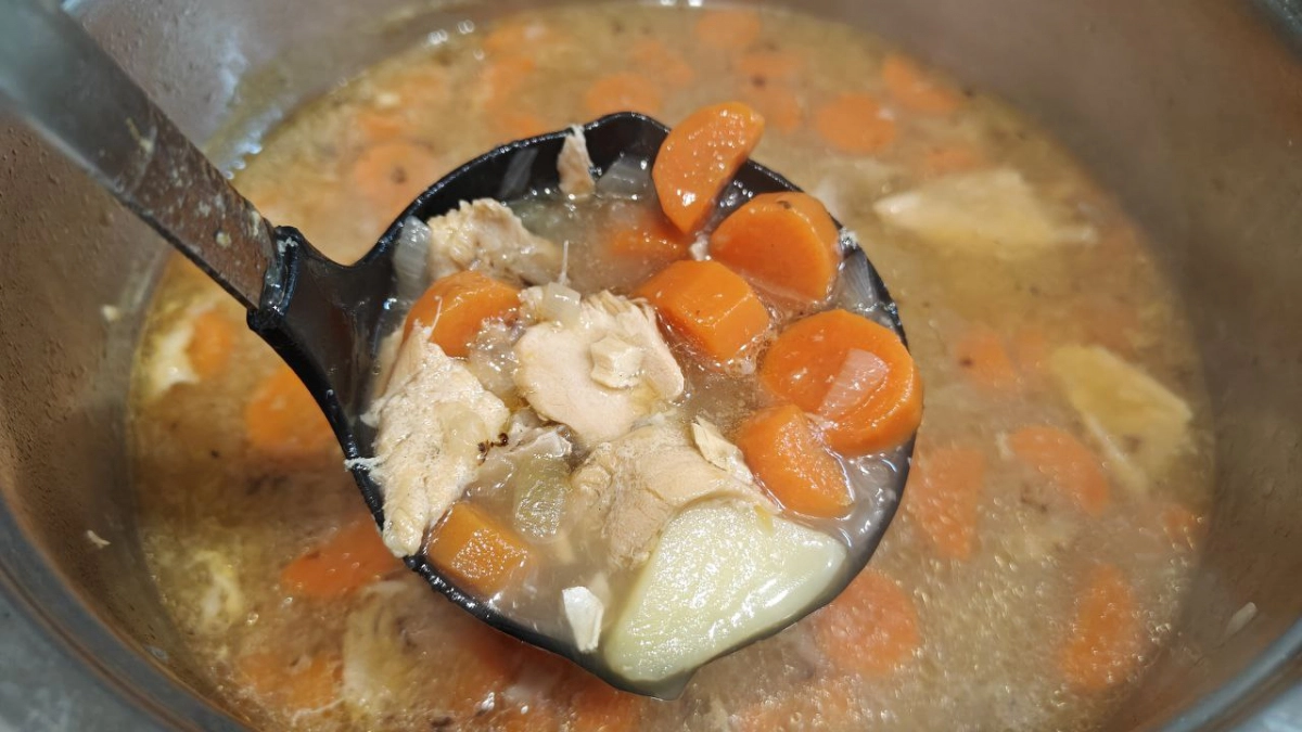 Серая пена — не мусор, а строительный материал для суставов: как правильно варить бульон, чтобы получить максимум пользы