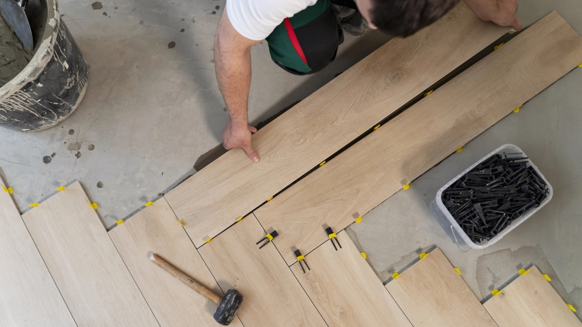 Забудьте про паркет: 5 современных материалов, которые выглядят как дерево, но служат в 2 раза дольше