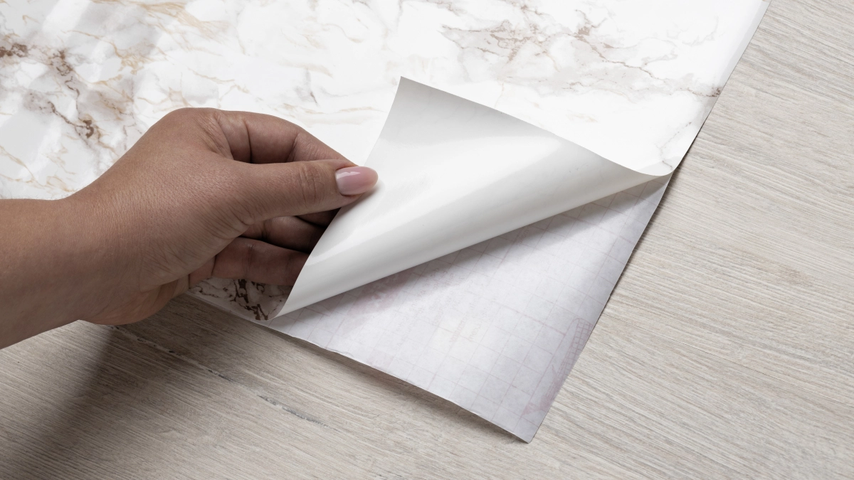 Самоклеящиеся панели: быстрый ремонт за 1 день или деньги на ветер? Вся правда, о которой молчат мастера