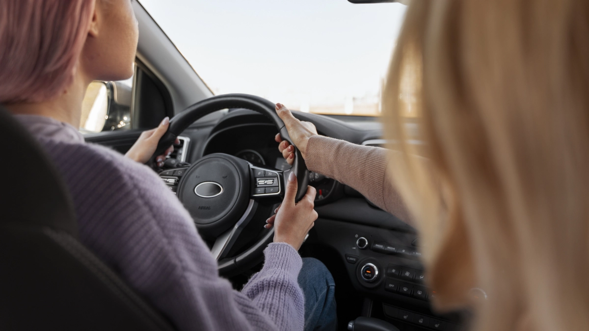 Держите руль «по старинке»на 10 и 2 — и повышаете риск травм: 80% водителей не знают про безопасную позицию 9 и 3