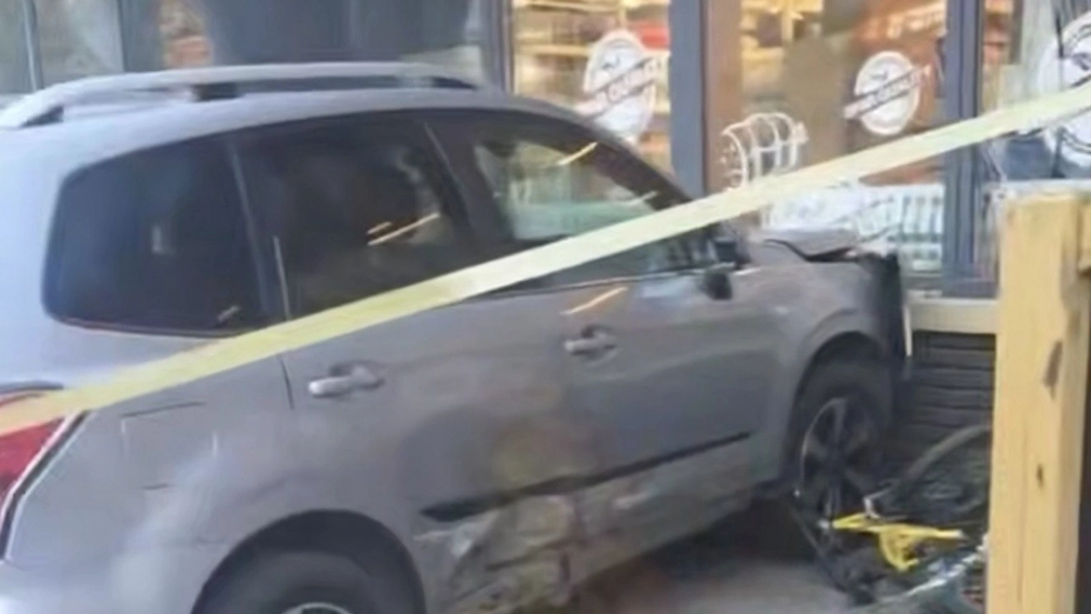 Мордой в “Спар”: на Леонова кроссовер вылетел на тротуар и врезался в стену дома, видео 