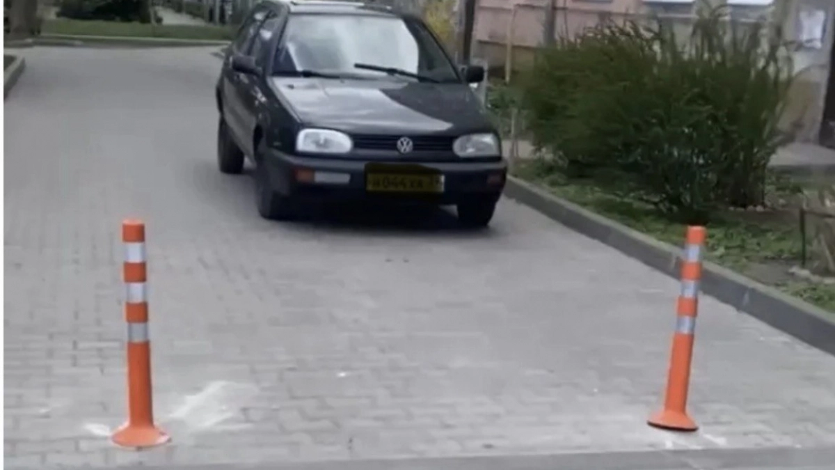 Кто разрешил перекрыть двор? В Светлом люди жалуются на опасные столбы и узкий проезд, из-за которого во двор не въедут ни пожарные, ни скор