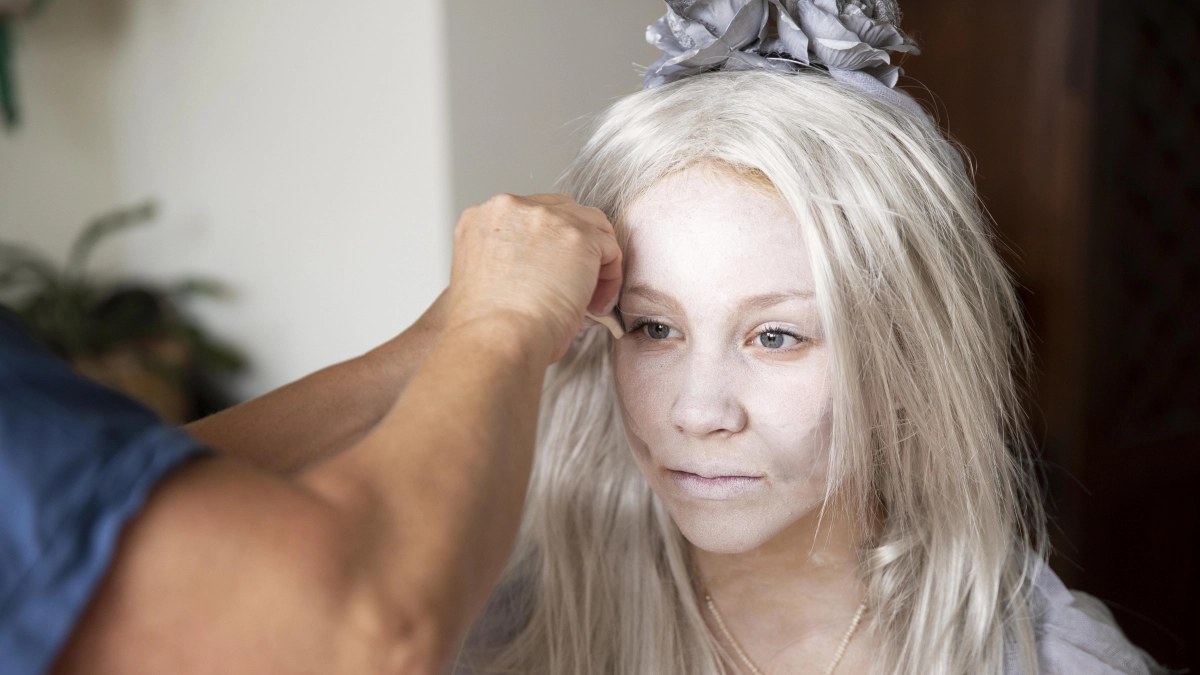 Седину больше не закрашивают: 5 техник 2026 года, которые омолаживают без позорной «шапки» на голове