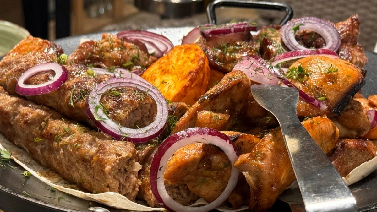 Никакого киви и уксуса: как правильно выбрать мясо, замариновать и пожарить идеальный шашлык - куски можно есть губами