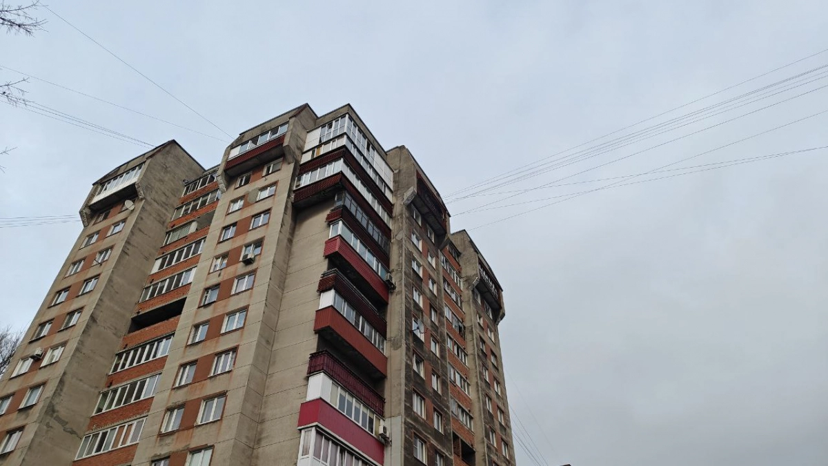 В Зеленоградске женщина выпала из окна многоэтажки: полиция начала проверку