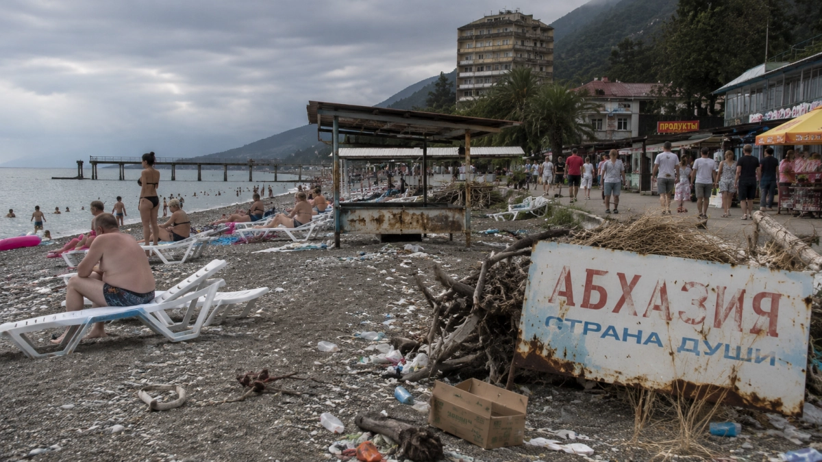 «В этот ад больше ни ногой»: российские туристы поделились честными отзывами об отдыхе в Абхазии - красивая картинка оказалась обманом