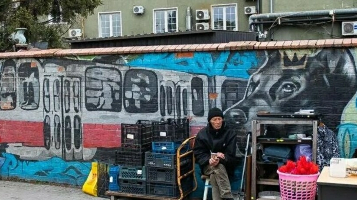 Стену у Северного вокзала закрасили после 6 лет "жизни": что появится на пустующем месте