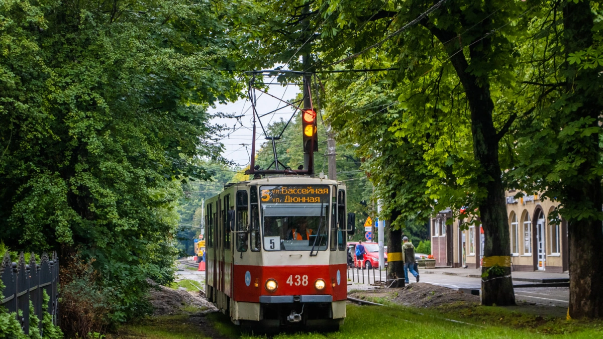 Из-за ДТП на площади Победы и упавшего дерева транспорт сменил маршрут в Калининграде