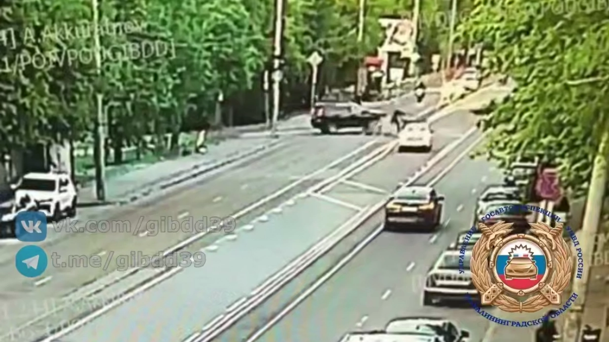 Полет над дорогой: на Суворова внедорожник протаранил колонну байкеров в Калининграде