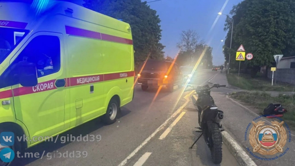 «Прокатил подругу и влетел в авто»: в Багратионовском районе байкер без прав попал в ДТП