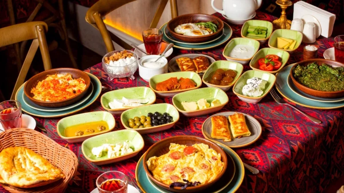 Туристы массово едут в Абхазию за вкусной едой, но многие сталкиваются с неприятным сюрпризом уже после первого похода в ресторан