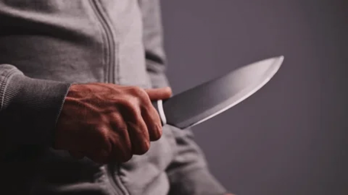 Удар в спину: в Калининграде 46-летний гость едва не зарезал хозяина квартиры, подробности